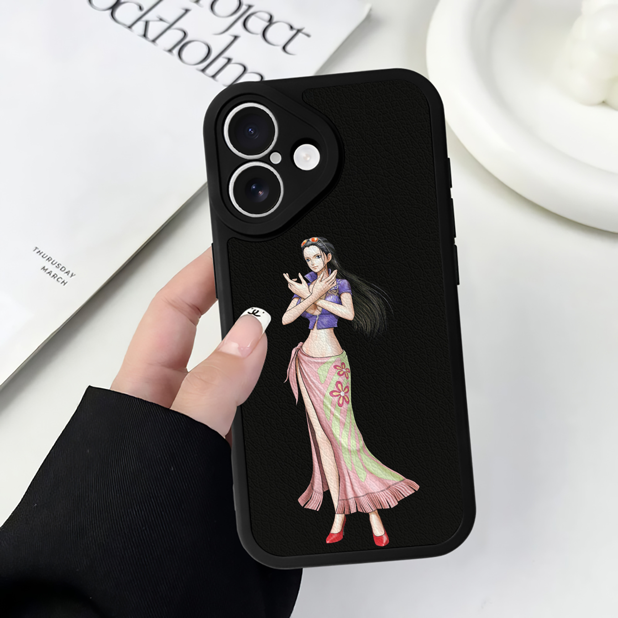 （画像用） ワンピース ニコ・ロビン ONE PIECE Nico Robin 【iPhone 16シリーズ対応】シリコンスマホケース（レザー調） 材質：シリコン